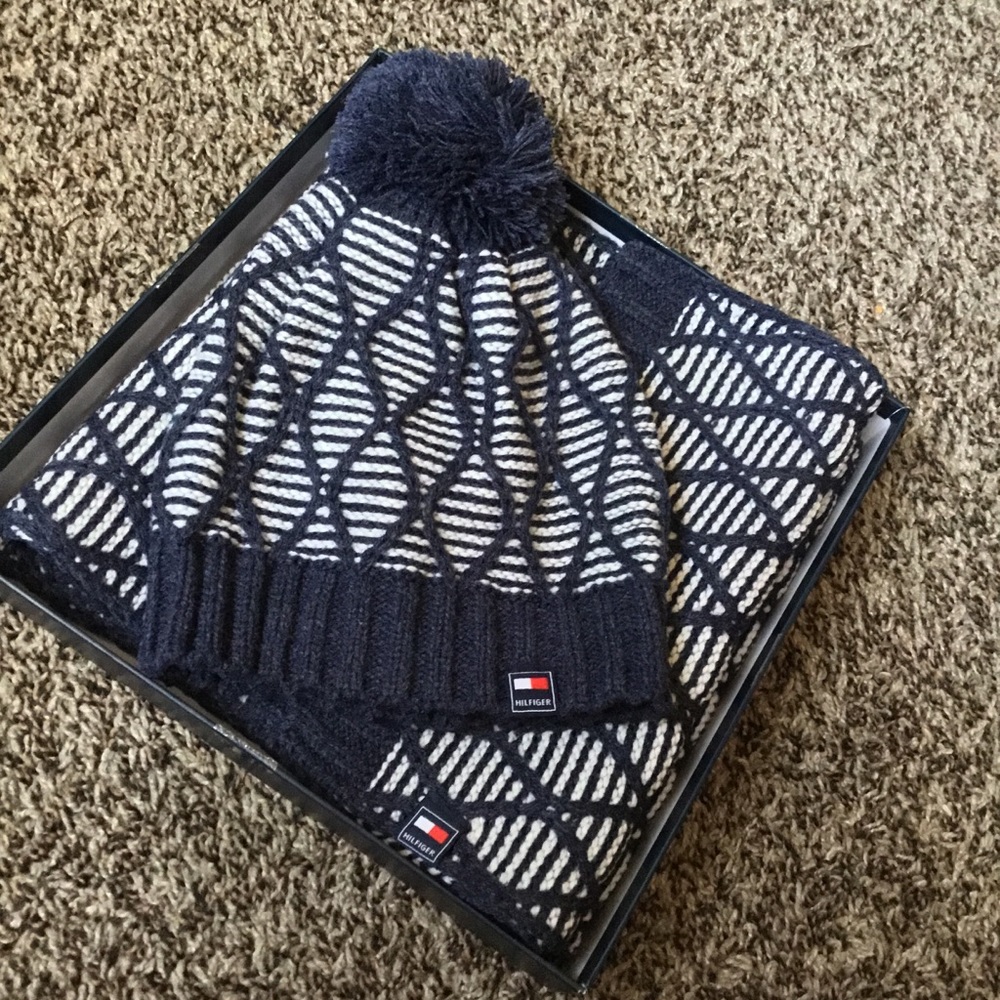Tommy Hilfiger woven hat & scarf set 🧣🧢